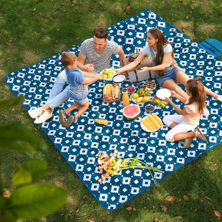Extra Large Waterproof Picnic Blanket 200 × 200 cm with 3 Layers – MeadowRest