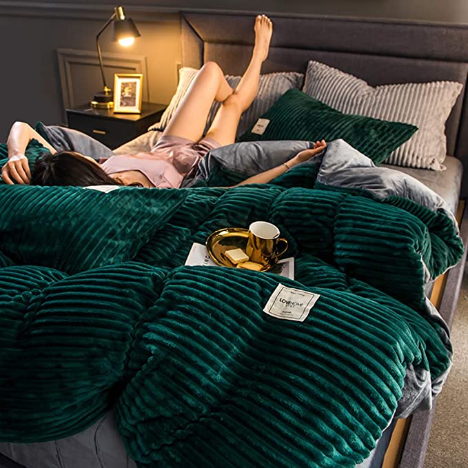 Cozy and Warm Winter Duvet - WinterHaven-Dark green-Duvet 150 x 200 cm-State of Style