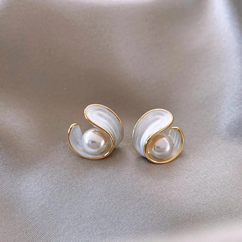 Luxurious Earrings with White Opal and Pearl in Gold - Amara