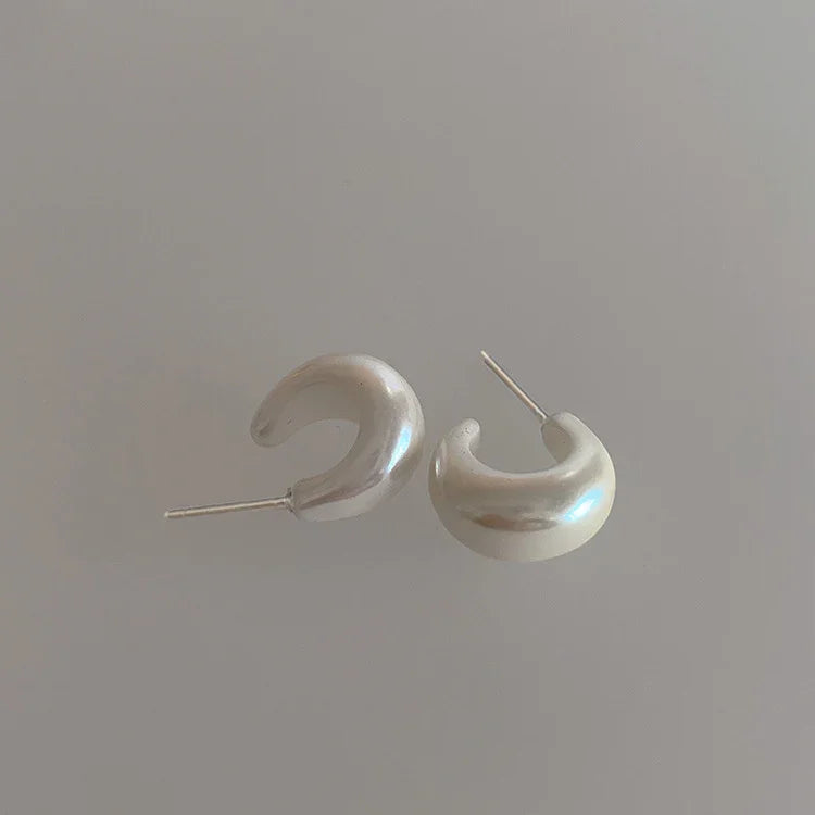 Minimalist Pearl C-Shaped Earrings - Lunette