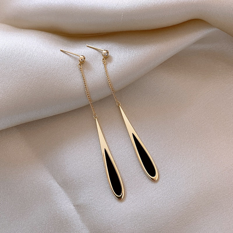 Elegant Black Earrings | Versatile Fashion Statement