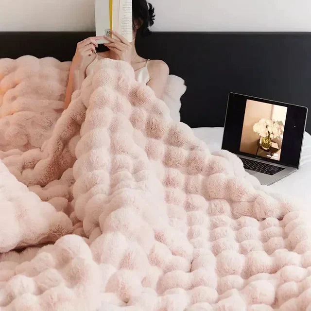 Portable Fluffy Blanket made of Faux Fur - VeluLuxe-White-100x160cm-State of Style