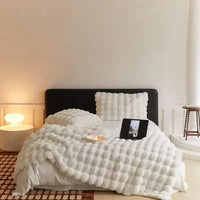 Portable Fluffy Blanket made of Faux Fur - VeluLuxe-White-100x160cm-State of Style