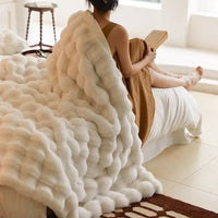 Portable Fluffy Blanket made of Faux Fur - VeluLuxe-White-100x160cm-State of Style