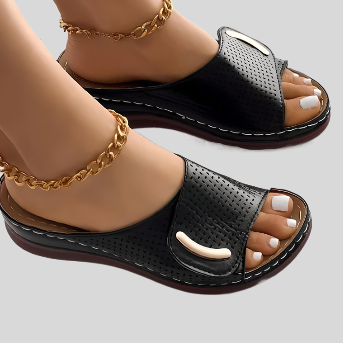 Toni – Women's Well-Fitting Shoes with Thick Velcro Strap-Black-4.5-State of Style