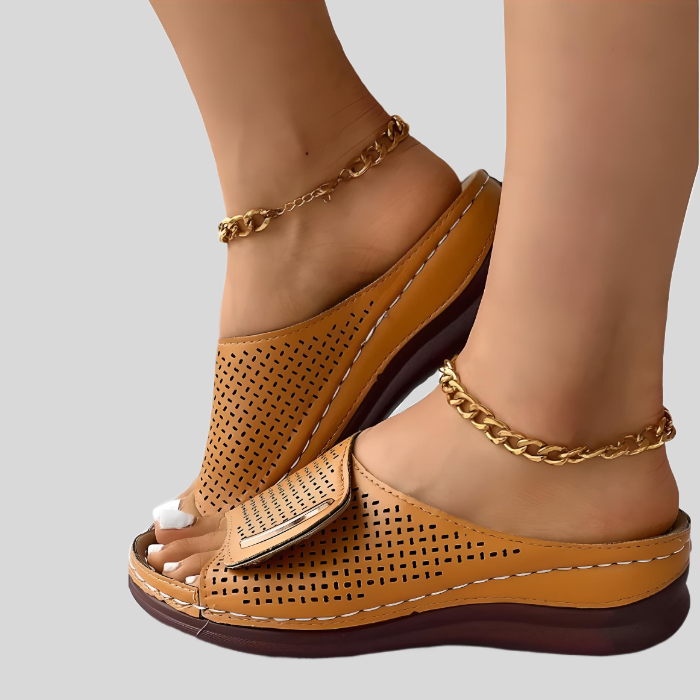 Toni – Women's Well-Fitting Shoes with Thick Velcro Strap-Black-4.5-State of Style